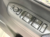 【電動格納ミラー】サイドミラーは電動格納式となっており、狭い駐車場でもキズがつくリスクを抑えられます。