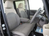 運転席のスペースはゆったりしていて、視界も広く確保されているので普段の運転からロングドライブまで快適です。
