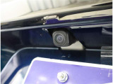 バックカメラが付いているので後方確認が非常にしやすいです。今や運転初心者も熟練者も必須装備!ついていて損はないですね♪