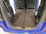 後席背もたれを倒せばちょっと大きめの荷物や長いものを積みたい時に便利です。
