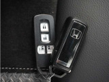 ◆スマートキー◆カギをバッグやポケットに入れたままでもドアロックの開閉ができる『スマートキー』付き!雨天や暗くなってもカギを取り出す必要がなくドアの開錠&エンジンも始動できます