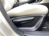 運転席にはドライバーの体型や好みに応じて前後方向だけでなく、高さの調整ができるシートリフターを装備