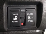 【両側パワースライドドア】両側がパワースライドドアになっており、運転席のスイッチやスマートキーでも開閉が可能です!開口部も広いので乗り降りも楽々♪