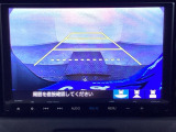 バックでの車庫入れも安心です! リアカメラが付いているバックモニター付のナビを装備しております。操作線もついており距離感も画面から確認できます。