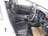 運転席の足元も広く余裕があります パワーシート付きで小柄な方でも高さ調整が可能です