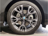 【BMWアロイホイル】軽量かつ強度に拘ったアロイホイル。走行性能ポテンシャルを引き出す設計。車の足元を引き締めてくれる大きなポイントはアロイホイルです。