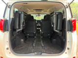 後席を格納すると、これだけの広さが!シーンに合わせたシートアレンジで、大きな荷物も積むことが出来ます♪