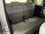 後部座席も気になるようなキズ・汚れやへたり等、大きなダメージはなく、良好な状態です。
