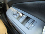 運転席ドアには各ウインドウの集中操作が可能となっています。