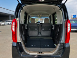 リア席を倒せばさらに広々とした空間の出来上がり!荷物もたくさん載せられますよ。