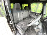 運転席シート廻りは使用感も少なく、良好な状態となっています。前オーナー様が丁寧に使っていたことがよくわかりますね。