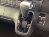 インパネシフトを採用しているので、前席の足元も広々としています。運転席と助手席の行き来もスムーズです!