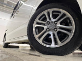 【純正アルミホイール】外観にマッチした純正アルミホイールを装着しております。各種社外アルミホイールや、スタッドレスタイヤも取扱いしております。是非ご相談ください♪