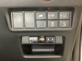 Hondaセンシング用の、VSA解除と路外逸脱抑制機能のオンオフスイッチなどはハンドルの右側に装備しています。その下にETC2.0がついています。高速道路の料金所の通過も楽々です