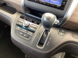 自然に手が届き、操作性の良いインパネシフトに、パーキングブレーキは、フットブレーキタイプなので、運転席と助手席の間はすっきりしています。
