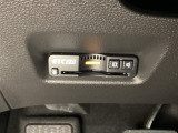 ハンドルの左下にETC2.0がついています。高速道路の料金所の通過も楽々です。 カードの取り出しもしやすい場所についています。
