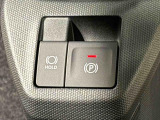指先だけで簡単に操作が可能な電動パーキングブレーキを採用。「HOLD」スイッチを押すと、渋滞や信号待ちなどでブレーキペダルから足を離しても、ブレーキを保持するので安心です
