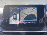 上からまる見え!アラウンドビューモニターの画像です。純正ナビに映してあります。お車を真上から見たような映像をミラーやナビ画面に映し出す事によって、車両の周囲を確認し、駐車時や発進時の運転をサポート。