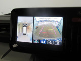 【全方位型モニター】クルマを上空から見下ろしているかのように、直感的に周囲の状況を把握できる全方位型モニター。狭い場所での駐車でも周囲が映像で確認できます。