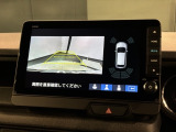 リバースギアに入れるだけで後方の表示へ切り替わります。夜間や雨の日の駐車も楽になりますよ。
