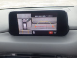 狭い場所での駐車やすれ違いなどでより的確な運転操作に役立つ360&deg;ビューモニターが装備されています。