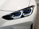 【レーザーライト】ブルーのデザインとBMW Laserのロゴにより視覚的にも個性を主張するレーザーライト。ハイビームモードを設定すると最長600mまでの距離を照射。夜間におけるドライビングの快適性を向上させます。