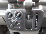 シフトノブの位置がステアリングに近くて、運転しやすいインストシフトノブです。4ATなので加速もスムーズです。 エアコンは扱いやすいマニュアルエアコンです。