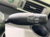 【オートライト】周りの明るさに応じて自動でヘッドライトの点灯・消灯ができる機能です!ライトの付け忘れ・消し忘れなどが無くなり、雨の日や夕方の走行も安心!トンネル通過時も便利ですね♪