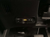 ハンドルの左下にETCがついています。高速道路の料金所の通過も楽々です!。 カードの取り出しもしやすい場所についています。
