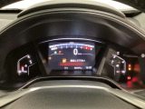 真ん中にスピードメーターを配した、見やすい3眼メーターになっています。中央のインフォメーション画面でオドメーターや燃費などの情報を確認できます。