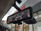 インテリジェントルームミラー カメラからの映像をミラーで見たように表示します。角度や光度等の調整も可能。後席の人と目を合わせず後方確認出来ます。