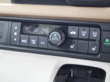 フルオートエアコンが装備されています!お好みの温度設定をするだけでエアコンの風量やモードの切り替えを自動でコントロールしてくれます!ユーザーの操作が少なく燃費走行にもつながります!