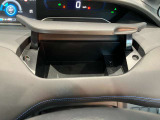 運転席手元に、ティッシュBOXや手荷物を置けるスペースあります☆