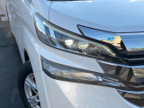 【LEDヘッドライト】悪天候や夜間走行時も良好な視界を確保し安心して運転できる高輝度LEDヘッドライトを装備!点灯速度が早く、消費電力も抑えられています。