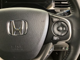 ハンドルにHondaセンシング系のクルーズコントロールやレーンキープアシストなどの操作スイッチが装備されています。ハンドルから手を離さず安全に操作できます。
