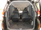 3列目シートを跳ね上げればラゲッジスペースを更に広く使えます。