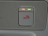 急病時や危険を感じた時、SOSコールスイッチを押すと専門のオペレータに繋がって、警察や消防への連携をサポートしてくれます。また、万が一の事故発生時には、エアバッグ展開と連動して自動通報します。