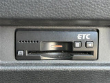 【ビルトインETC】有料道路を利用する際に料金所で停止することなく通過できる、ETC車載器(ノンストップ自動料金収受システム機器)が装備されています。セットアップを行うことで利用可能になります。