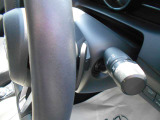手元でギアチェンジできるステアリングシフトスイッチ付き