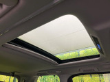 【サンルーフ】開放感たっぷりの希少装備、サンルーフが装着されています!車内に明かりを取り入れたり景色を楽しむ以外にも、車内の空気も簡単に換気できて快適です!