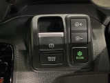 セレクトレバーの右に電子制御パーキングブレーキがあります。スイッチひとつで、停車した地点の傾斜などをシステムが検知・判断してブレーキ力を自動的に最適制御し、しっかり停車できるパーキングシステムです。