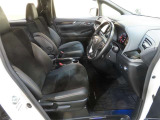 運転席です。合成皮革とファブリックを使用したシートです。