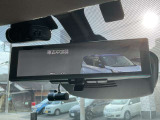 【スマートルームミラー】車両後方のカメラ映像をミラー面に映し出します。車内の状況や天候などに影響されずいつでもクリアな後方の視界が得られます♪