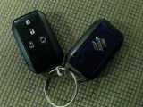 スマートキー付!キーを取り出さなくてもドアロックの施錠・開錠、エンジンの始動が出来ます!雨の日や荷物の多い日にとても便利ですね♪