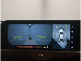 バックモニター付き。駐車の際のサポートとなり、必須アイテムのひとつですよね。それでも、バックする際は必ずご自身の目で確認をしてください。パノラミックビューで上から見下ろした視点でも確認できます!