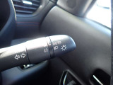 オートライト機能が装備されており暗い場所に入ると車両が検知しライトのON・OFFを自動的に切り替えてくれますので非常に便利な装備です♪