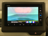 ギヤをR(バック)に入れるとナビの画面に後ろの映像が映るリアカメラ付です。後退時、コンディションが悪い視界でもカラーバックモニターがドライバーをサポートします。