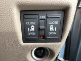 両側電動スライドドアです。リモコンや運転席スイッチ、ドアハンドルの操作で自動開閉。お子様を抱き抱えている時や荷物の多いときなどに便利です!!