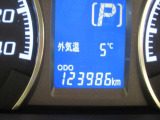 たとえばダイハツのお店にある、たくさんのスマアシ搭載車は、正常に作動する事をしっかり確認します。