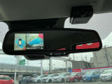 ルームミラーに映像を表示。モニターとミラーが同じ視線で確認できるので使い勝手にも優れてます。